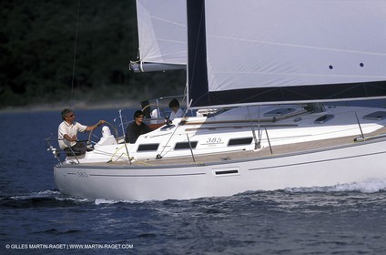 Crusing monohull sailing
