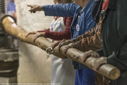 14 11 2015, Saint-Etienne du Grès (FRA,13), fabrication traditionelle de l'huile d'olive au moulin de la Croix