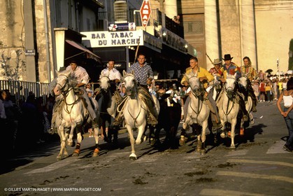 Careto ramado (Flowered chariot) traditional celebration - Saint Rémy de Provence - Abrivado