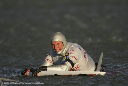 13 11 2004 - Les Saintes Maries de la mer (France) - Irish sailboarder Finian Maynard beat the overall sailing speed record with a run at 46,82 knts.