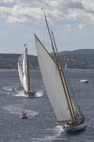 28 09 2022? Saint-Tropez,(FRA,83), Les Voiles de Saint-Tropez 2022 Régate N° 2 poup les modernes, navigation libre pour les grandes goélettes