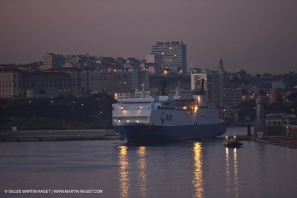 17 02 2012 - Marseille (FRA,13) - Arrivée dans le port de marseille à bord du Piana (Cie La Méridionale)