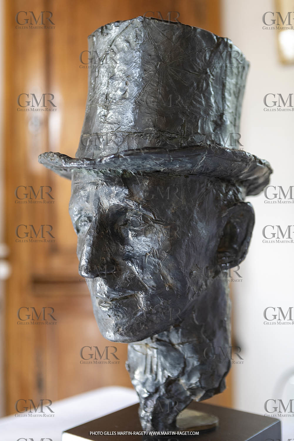 11 02 2020, St Rémy de Provence (FRA,13), Oeuvre de Germaine Richier, Le Prestidigitateur 1945, Bronze patiné foncé, Epreuve d'exposition, 43,5 x 244 x 29 cm, Collection particulière