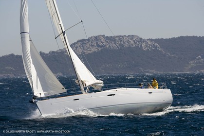 Crusing monohull sailing