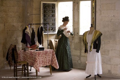 04 03 2007 - Arles - Queen of Arles and her assistants - winter costume trials