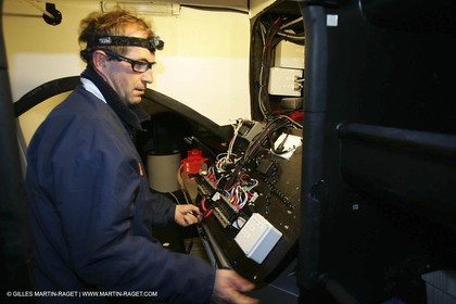 Orange II - Jules Verne Trophy - preparation in Lorient - Arnaud de Bélinay + Jacques Caraes -