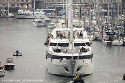 23 10 2010 - Marseille (FRA,13) - Le Ponant - Arrivée à Marseille et entrée dans le Vieux Port