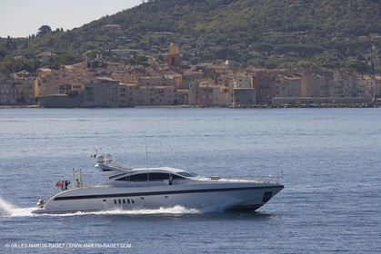 06 09 2007 - Saint Tropez (FRA, 83) - Superyachts - Motoryachts - Mangusta 92 Triple Fun à Saint Tropez - Au mouillage devant le Club 55 à la plage de Pampelonne