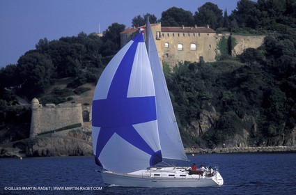 Crusing monohull sailing