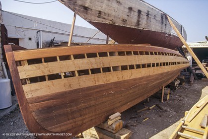 Bateaux à moteur, canots d'époque, Construction de la répolique de Sagitta au chantier Trapani (Cassis, FRA,13)