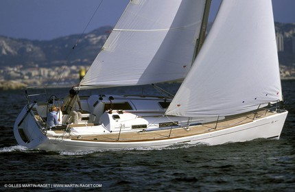 Crusing monohull sailing