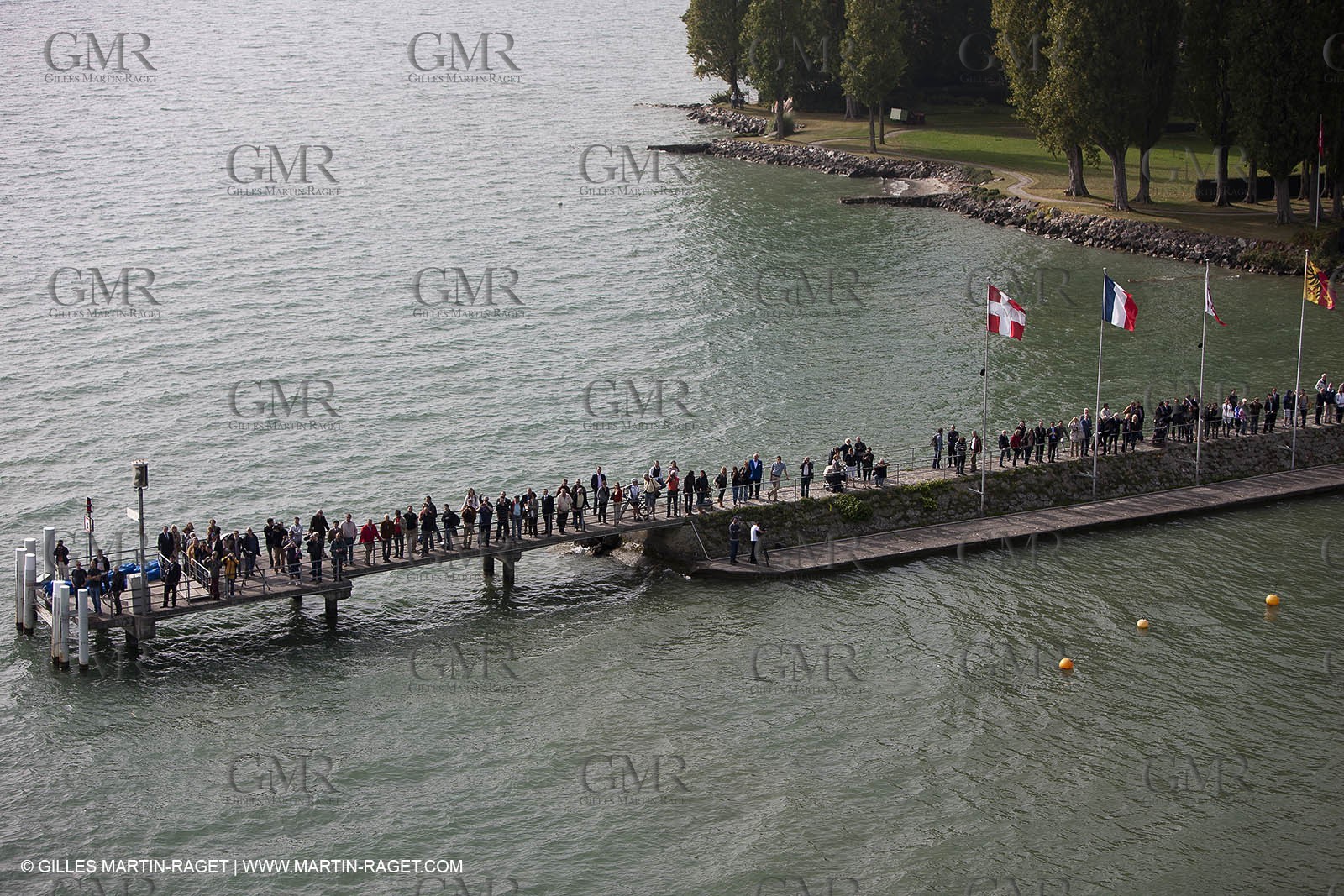08 10 10 - St Sulpice (SUI) - Hydroptere.ch touches water