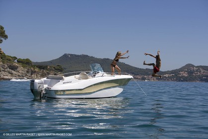Bateau à Moteur au mouillage