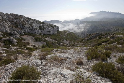 06 08 09 - Marseille - La neble - Brouillard sur les calanques et îles de Marseille