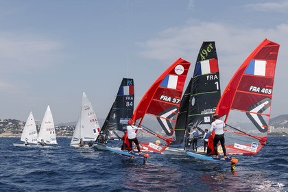 15 04 2024, Marseille (FRA), présentation des sélectionnés olympiques français en voile pour les Jeux Olympiques de Paris 2024.  Alex Mazella (Kite hommes - Formula Kite); Laurianne Nolot (Kite femmes - Formula Kite); Nicolas Goyard (Planche à voile hommes - iQFoil); Hélène Noesmoen (Planche à voile femmes- iQFoil); Camille Lecointre-Jeremie Mion (dériveur double mixte - 470); Louise Cervera (Dériveur femmes - ILCA 6); Jean-Baptiste Bernaz (Dériveur hommes - ILCA 7); Tim Mourniac - Lou Berthomieu (Multicoque mixte - Nacra 17); Clément Péquin - Erwan Fischer (Skiff hommes - 49er); Sarah Steyaert-Charline Picon (Skiff femmes - 49er FX).