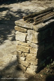 France, Provence, Villages du Luberon, détails, vieilles pierres, portes, toitures