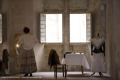 04 03 2007 - Arles - Queen of Arles and her assistants - winter costume trials