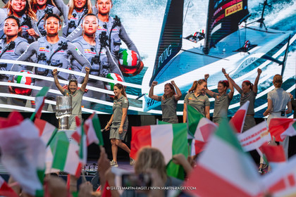 13 10 2024, Barcelona (ESP), Louis Vuitton 37th America's Cup, Final Match, Race Day 2, Puig Women America's Cup Prizegving