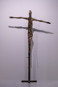 30 10 2023, Montpellier (FRA), oeuvre de Germaine Richier, Exposition Centre Pompidou - Musée Fabre 2023, Christ d'Assy 1950, Bronze naturel nettoyé, 235 x 138 x 31,6 cm, Fondeur : Alexis Rudier, Paris, Diocèse d'Annecy, Annecy, classement au titre des Monuments historiques par arr^été du 15 mars 1971