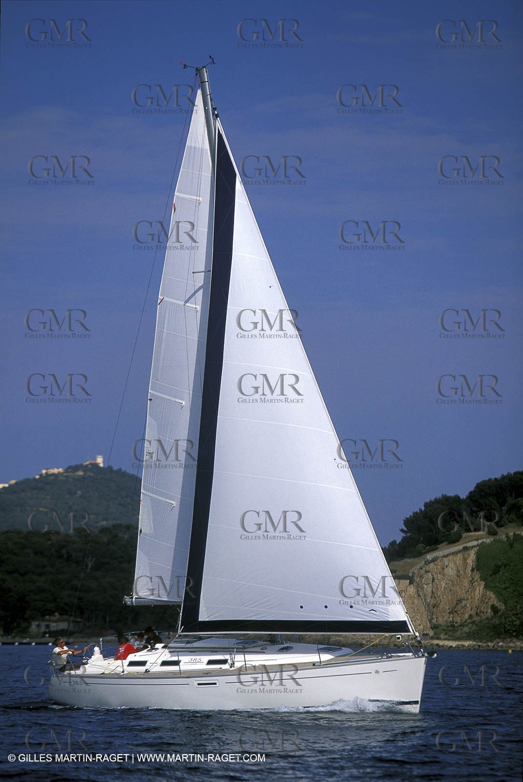 Crusing monohull sailing