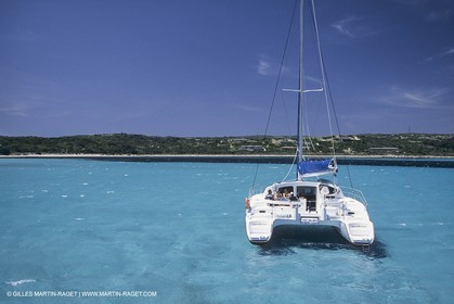 Voile, croisière,multicoque au mouillage