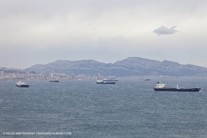 25 10 2010 - Marseille (FRA,13) - Navires au mouillage en raison d'un grève du personnel portuaire