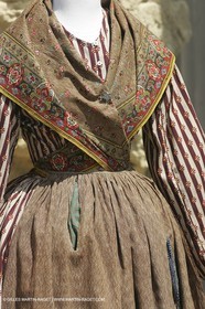 Mai 2004 - La Tour d'Aigues (FRA, 84) Costumes anciens pour l'exposition Femmes du Midi