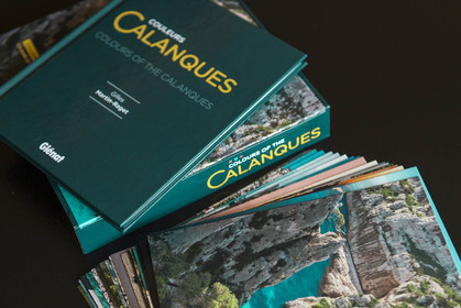 Coffret Couleurs Calanques, Textes et photos Gilles Martin-Raget, Editions Glénat, Octobre 2015, 20 x 20 cm, livre 30 pages, texte anglais français, 20 photos tirées sur papier 300 gr au format 19,2 x 19,2 cm.
