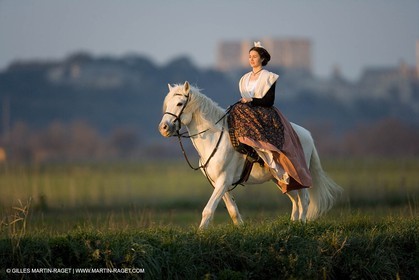 23 02 2007 - Arles, Nathalie Chay, Queen of Arles - Amazone horse riding
