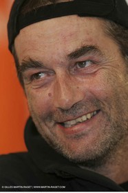 Orange II - Arrivée Trophée Jules Verne 2005 - Brest  - A terre - Bruno Peyron