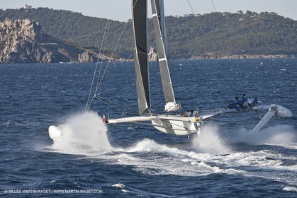 Samedi 5 septembre 2009 - Hyères (FRA, 83) - L'Hydroptère bat le record du monde de vitesse avec un run à 51,36 knts (sous réserve de ratification par le WSSRC)