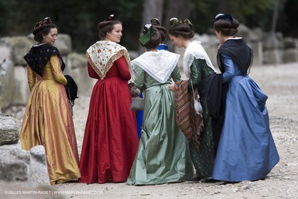 04 03 2007 - Arles - Queen of Arles and her assistants at Les Alyscamps monument