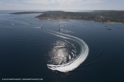 06 09 2007 - Saint Tropez (FRA, 83) - Superyachts - Motoryachts - Mangusta 92 Triple Fun in Saint Tropez - Mooring at Club 55 at Pampelonne Beach