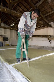 07 02 2007 - Salon de Provence - Fabrication traditionelle du savon de Marseille aux savonneries Marius Fabre - Découpe**07 02 2007 - Salon de Provence - Traditional soap of Marseille making at Marius Fabre soap maker - Cutting