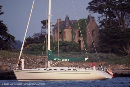 Monocoque de croisiere au mouillage