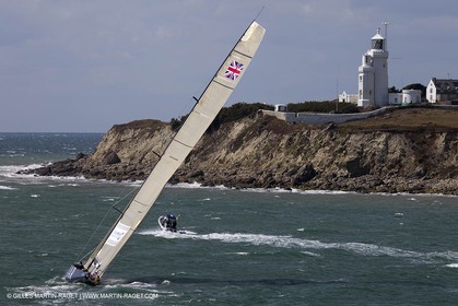 05 08 2010 - Cowes (UK, IOW) - The 1851 Cup -  BMW ORACLE Racing -  - Round The Island Race - Passing Ste Catherine Lighthouse.