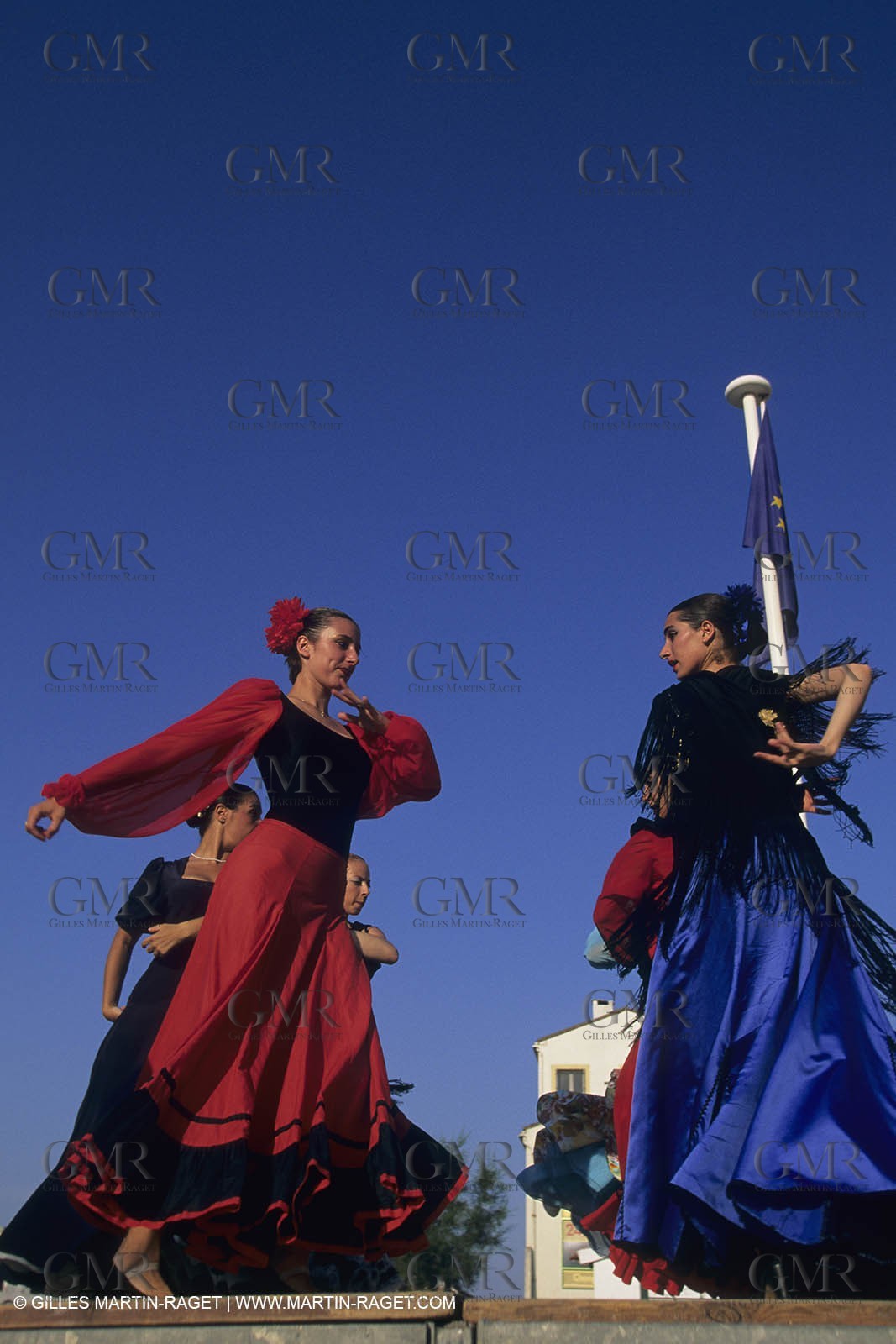 France, Provence, Traditions, Feria du Cheval aux Stes Maries de la Mer, costume de sévillanes