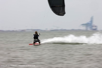 08 05 2008 - Port Saint Louis du Rhône (FRA, 13) - kite surfer Alexandre Caizergues training