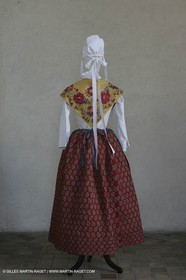 Mai 2004 - La Tour d'Aigues (FRA, 84) Costumes anciens pour l'exposition Femmes du Midi