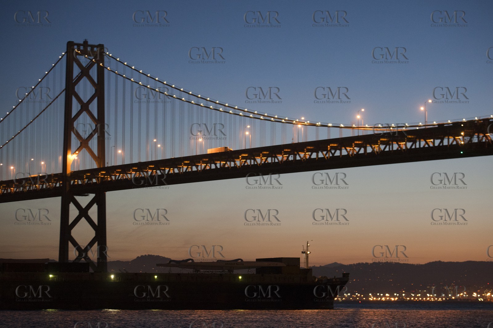 28 02 2011 - San Francisco (USA, CA) - USA 17 arrival in San Francisco - Star ISfjord passin under Oakland Bay Bridge