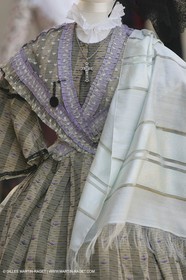 Mai 2004 - La Tour d'Aigues (FRA, 84) Costumes anciens pour l'exposition Femmes du Midi