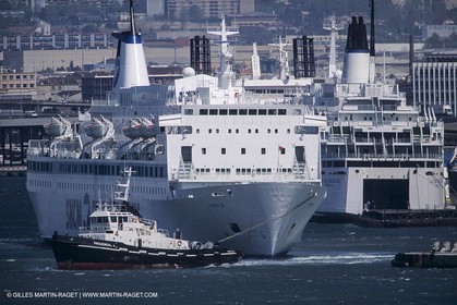 Monde maritime, opérations porturaires, ports, manoeuvres, marine world, harbour operations, maritime shipping,