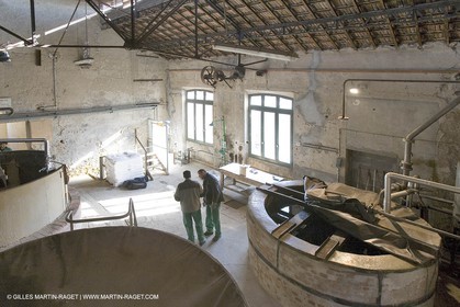 01 02 2007 - Salon de Provence - Fabrication traditionelle du savon de Marseille aux savonneries Marius Fabre - Salle des cuves**01 02 2007 - Salon de Provence - Traditional soap of Marseille making at Marius Fabre soap maker - Tank room