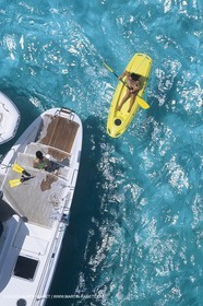 Voile, croisière, personnages