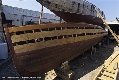 Bateaux à moteur, canots d'époque, Construction de la répolique de Sagitta au chantier Trapani (Cassis, FRA,13)