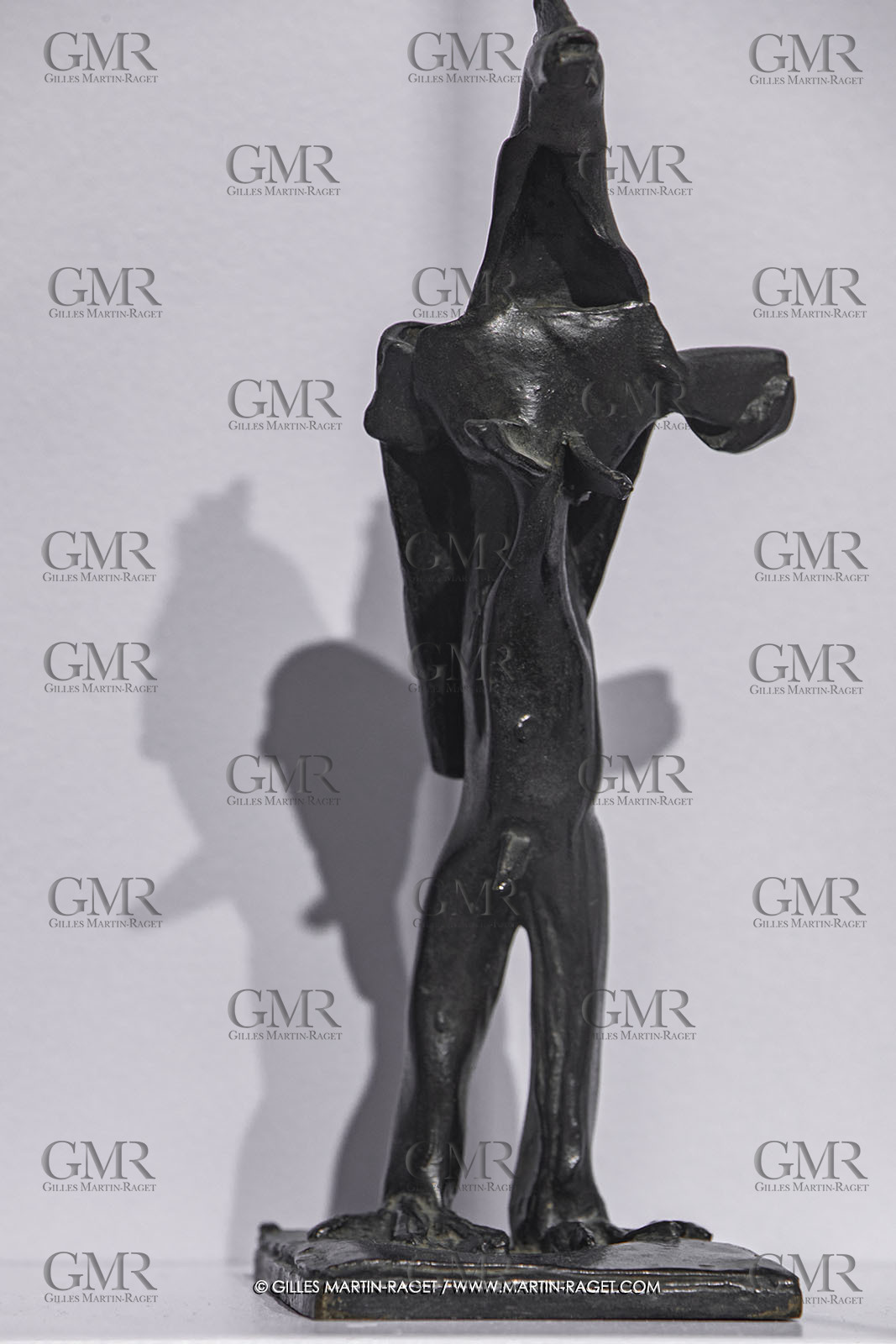 30 10 2023, Montpellier (FRA), oeuvre de Germaine Richier, Exposition Centre Pompidou - Musée Fabre 2023, Femme-coq n°4 1954, Bronze patiné foncé, Fondeur : C. Valsuani, Paris, 23 x 9 x10,5 cm, Collection particulière