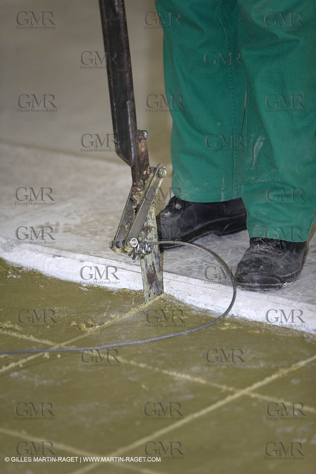 07 02 2007 - Salon de Provence - Fabrication traditionelle du savon de Marseille aux savonneries Marius Fabre - Découpe**07 02 2007 - Salon de Provence - Traditional soap of Marseille making at Marius Fabre soap maker - Cutting