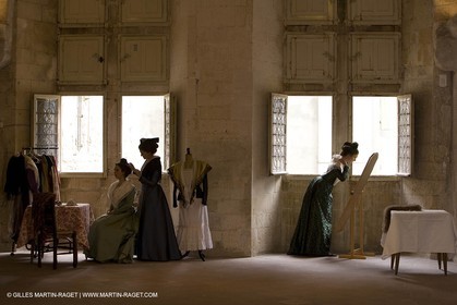 04 03 2007 - Arles - Queen of Arles and her assistants - winter costume trials