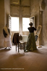 04 03 2007 - Arles - Queen of Arles and her assistants - winter costume trials