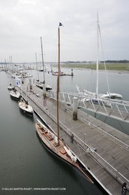 19 05 2010- Lorient- (FRA,56)  - les cinq Pen Duick et l'Hydroptère devant la Cité de la Voile Eric Tabarly